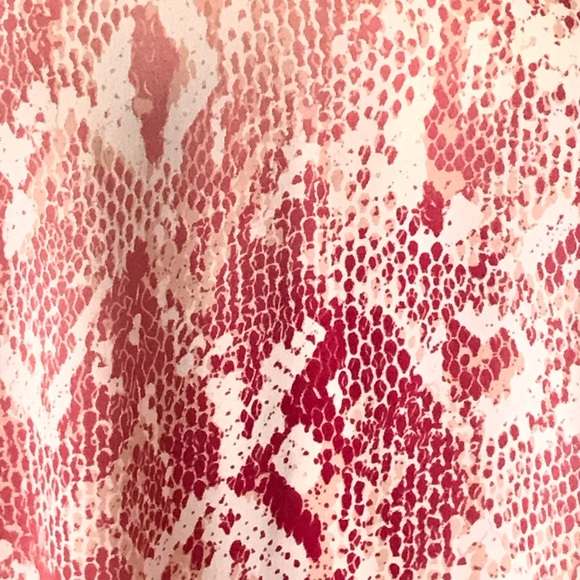 Cabi Blouse Shirt Womens Size M Long Sheer Peasant Sleeve Snakeskin Print V-Neck - Picture 12 of 16